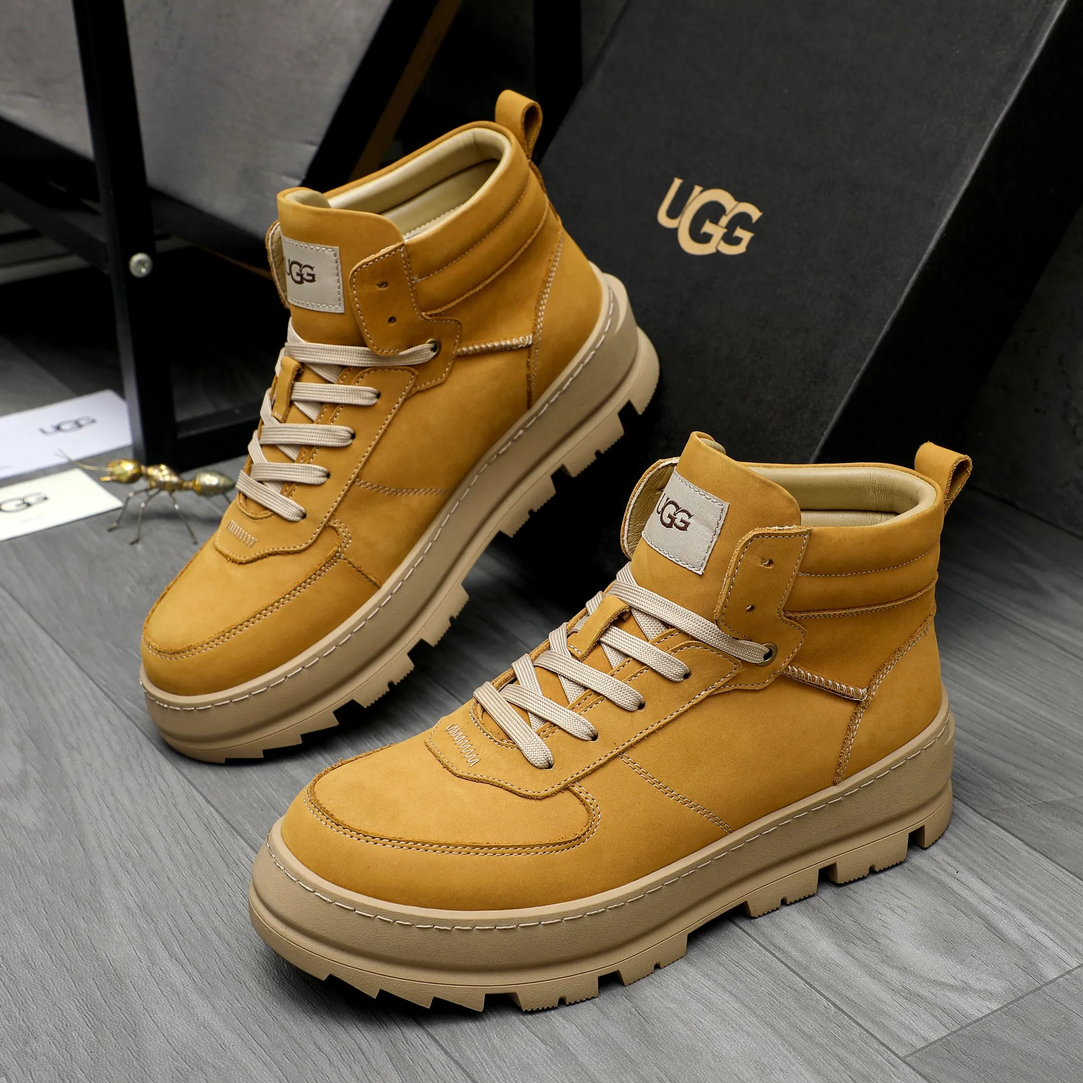 P620 Product trademark: "UGG" Gaobang men's shoes Regular size: 39-44 Product materials: Selected nubuck leather upper, wool lining, original outsole